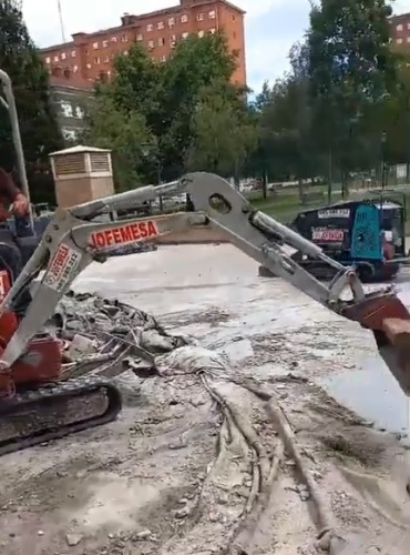 Pequeñas Gigantes De La Construcción: La Miniexcavadora Takeuchi 210 y El Minidumper De Oruga En Acción